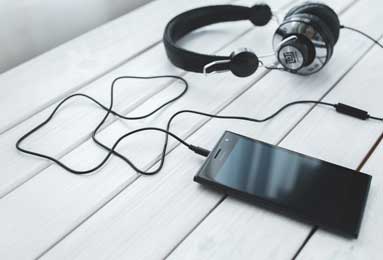 非常不满！英格兰U21更衣室遭到偷拍，恩瓦内里用毛巾怒砸玻璃